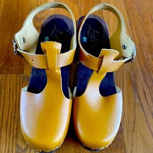 Lotta of Stockholm T strap yellow clogs NWB 36/5.5-6